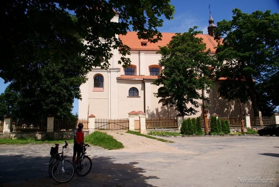 przed kościołem