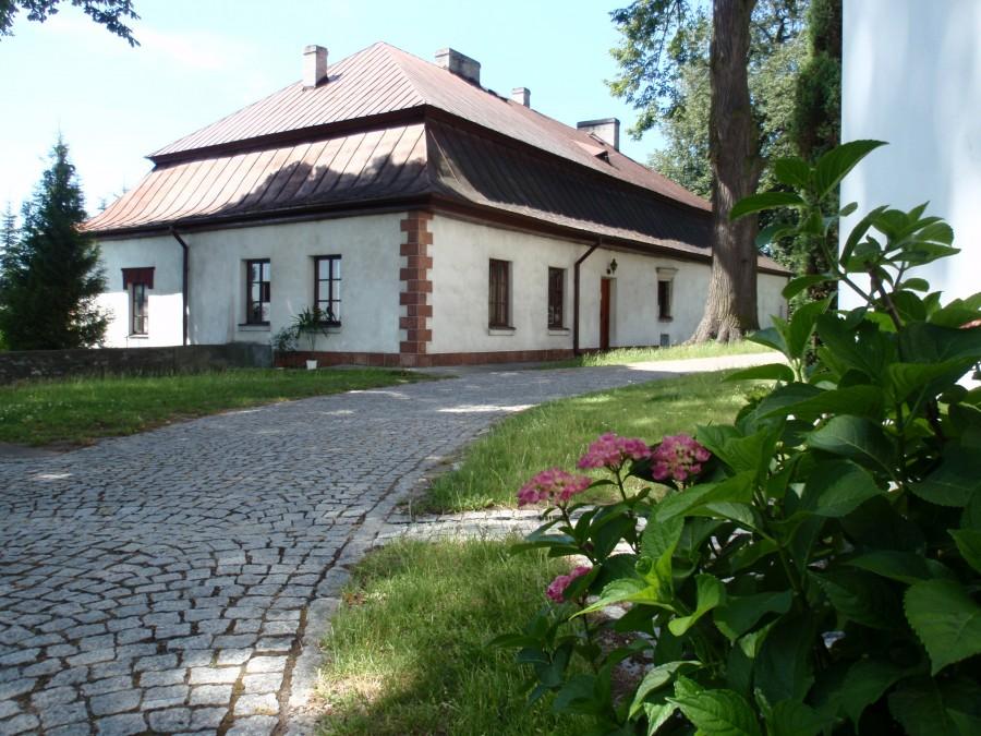Plebania w Małogoszczy