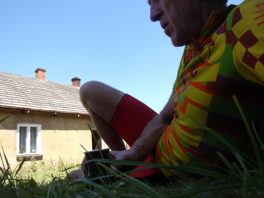 Kawa na trawie