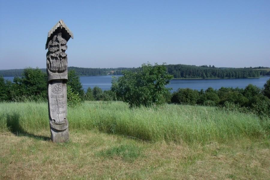 Punkt nie oznaczony. Pomnik nad jeziorem