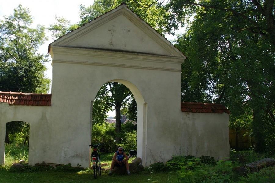 Chwila odpoczynku przed bramą klasztorną