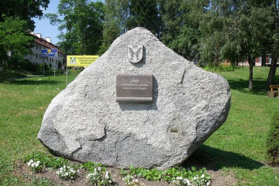 Nieoznaczony punkt. Kamień upamiętniający nadanie praw miejskich