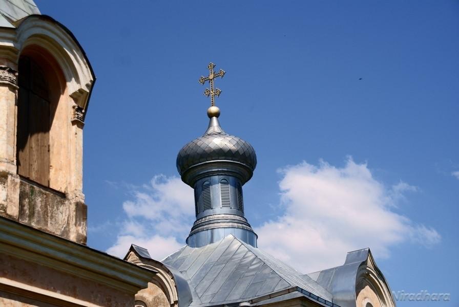 kopuły błyszczą w słońcu