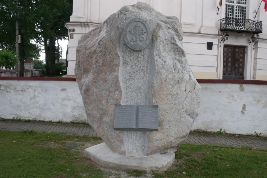 Przed kościołem jest tablica z historią Jezna. Ani słowa o Pacach:(