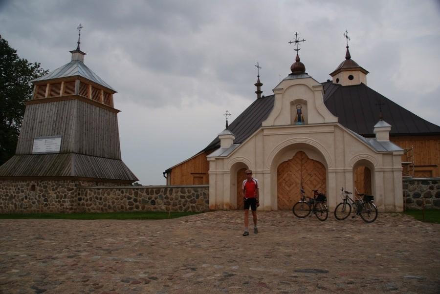 Na rynku pod kościołem