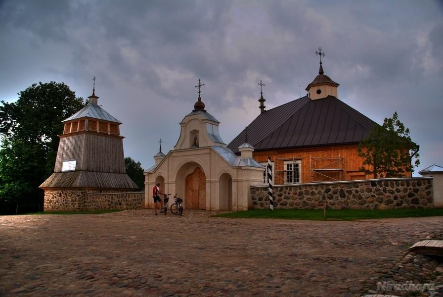 PIotrek lubi drewniane kościoły