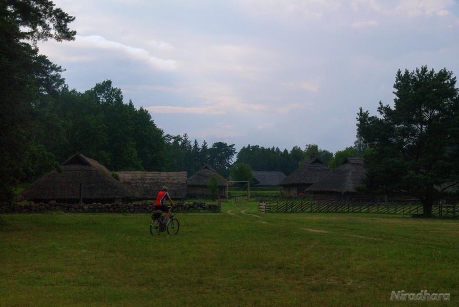 Piotrek wjeżdża do wioski