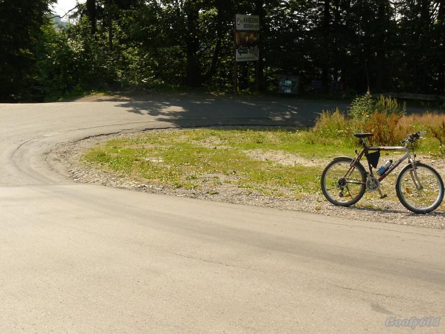 Równy asfalt , zakręty i cały czas pod górę :)