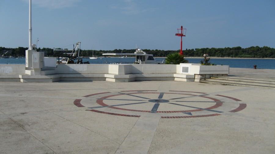 Port w Novalji - Róża Wiatrów