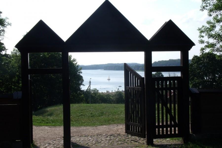 Coś pięknego, widok przez bramę kościelną