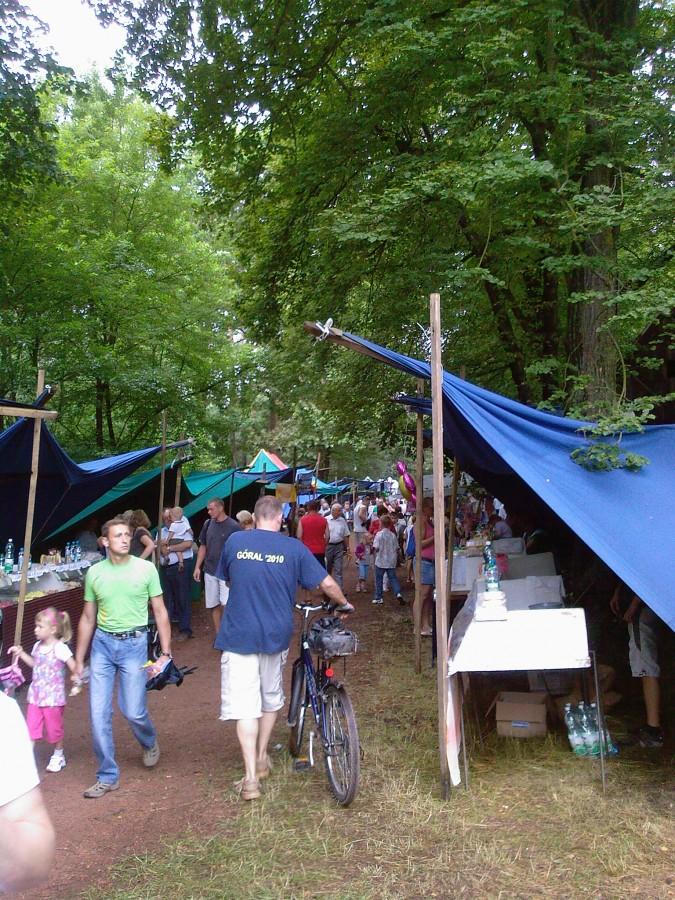 Kapliczka św. Magdaleny, stragany odpustowe w środku lasu
