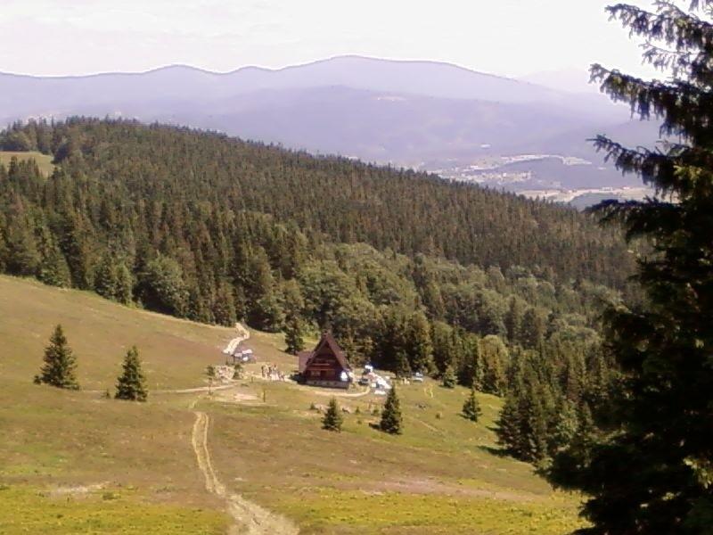 Widok z Wielkiej Rycerzowej na schronisko