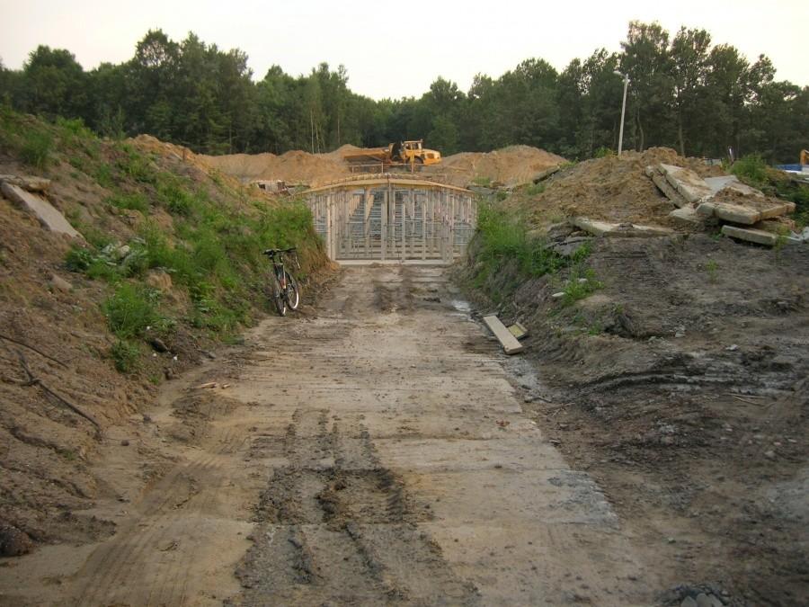 zjazd do budowanego tunelu rowerowego pod autostradą A1 w Bytomiu