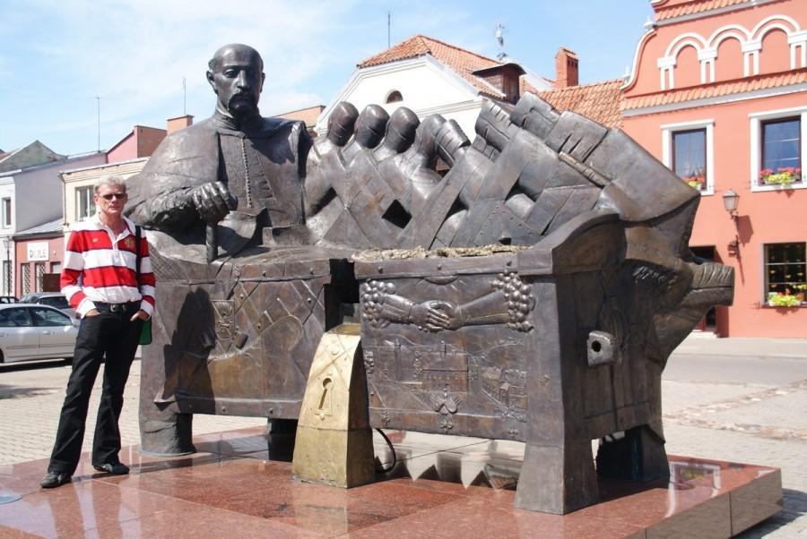Pomnik Janusza Radziwiłła na rynku w Kiejdanach
