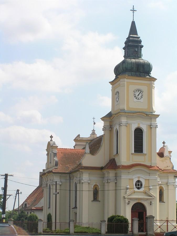 kościół parafialny p.w. Św. Piotra i Pawła w Wierzchucinie Królewskim