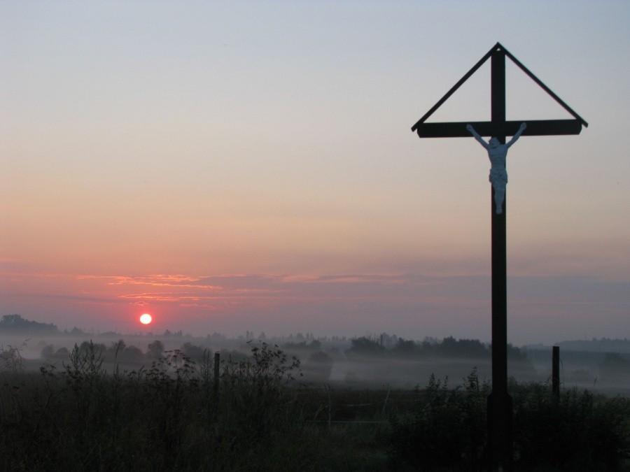 Krzyż o wschodzie słońca