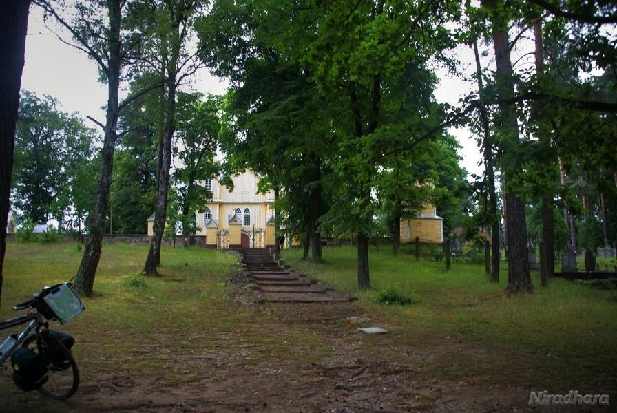 panowie poszli oglądać kościółek w Marcinkonys