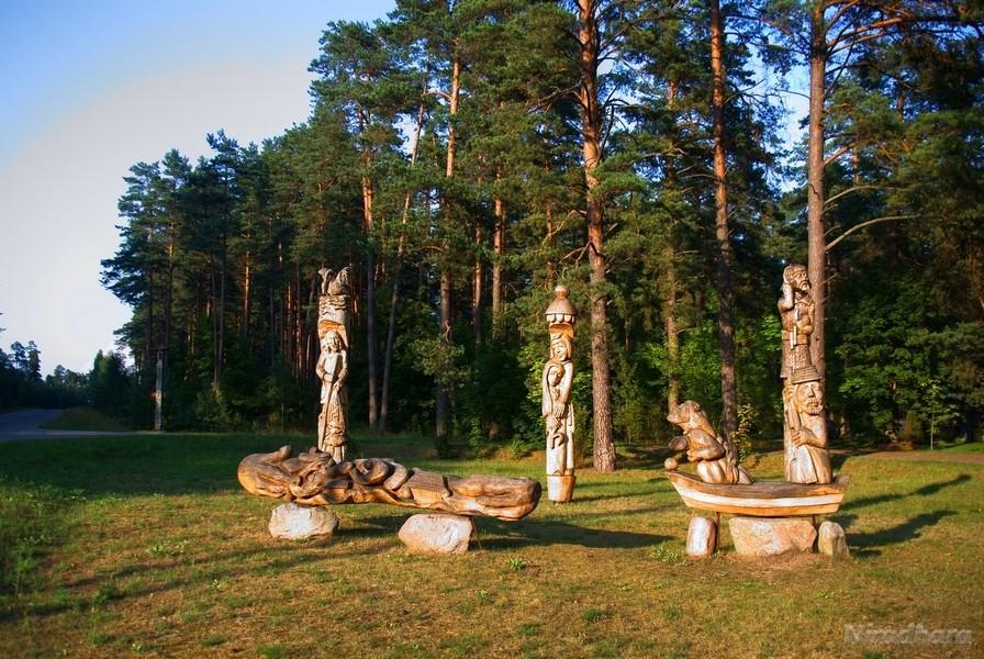 przydrożne dzieła miejscowych rzeźbiarzy