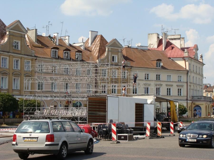 budowa sceny na Placu Zamkowym w Lublinie