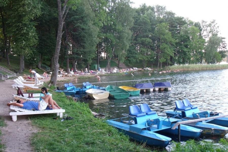 A to campingowa plaża poniżej restauracji