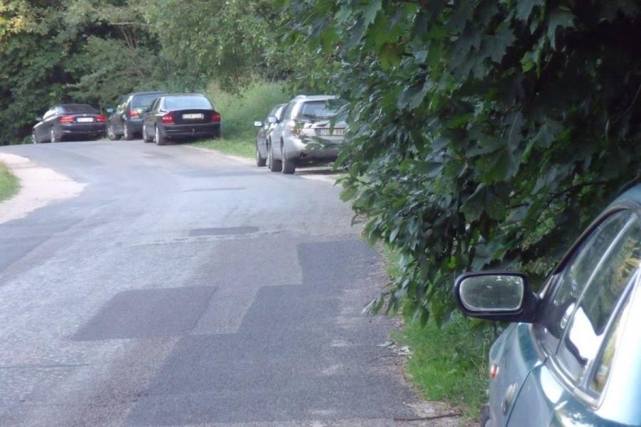 Samochody w takich miejscach parkują na poboczach, niejednokrotnie na długości kilometra