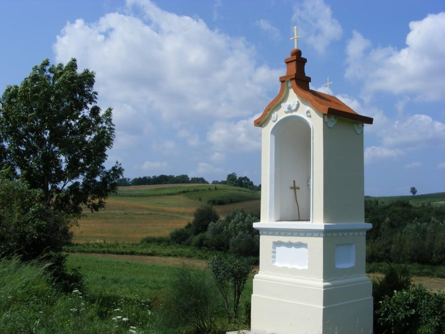 Kapliczka przy drodze