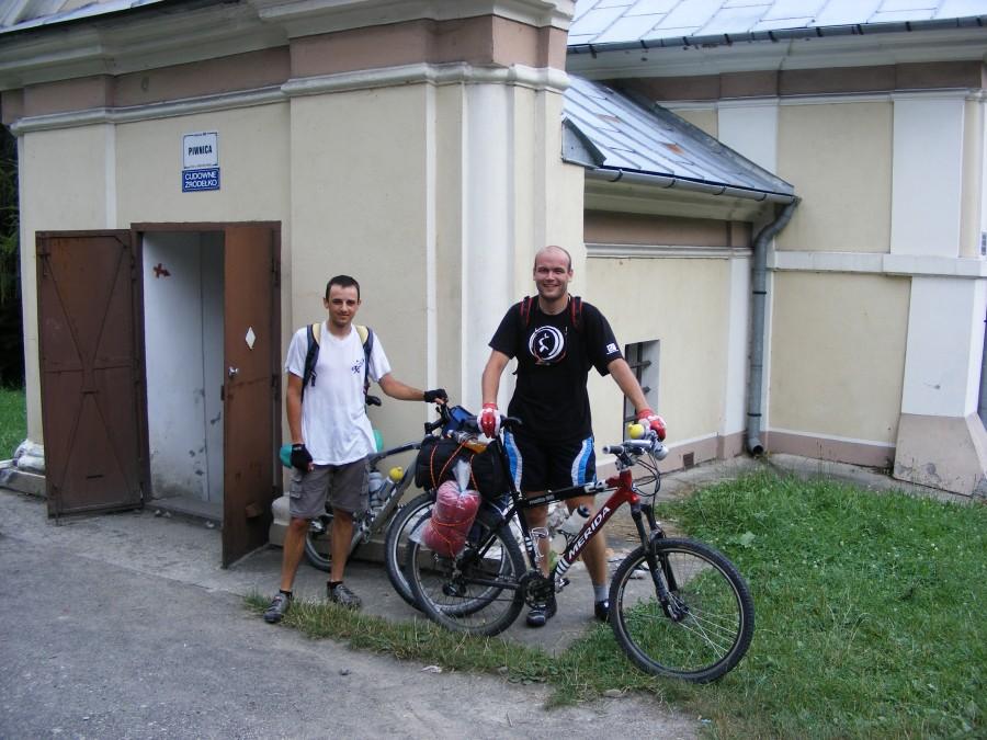 W połowie podjazdu na Kalwarię przy cudowny źródełku