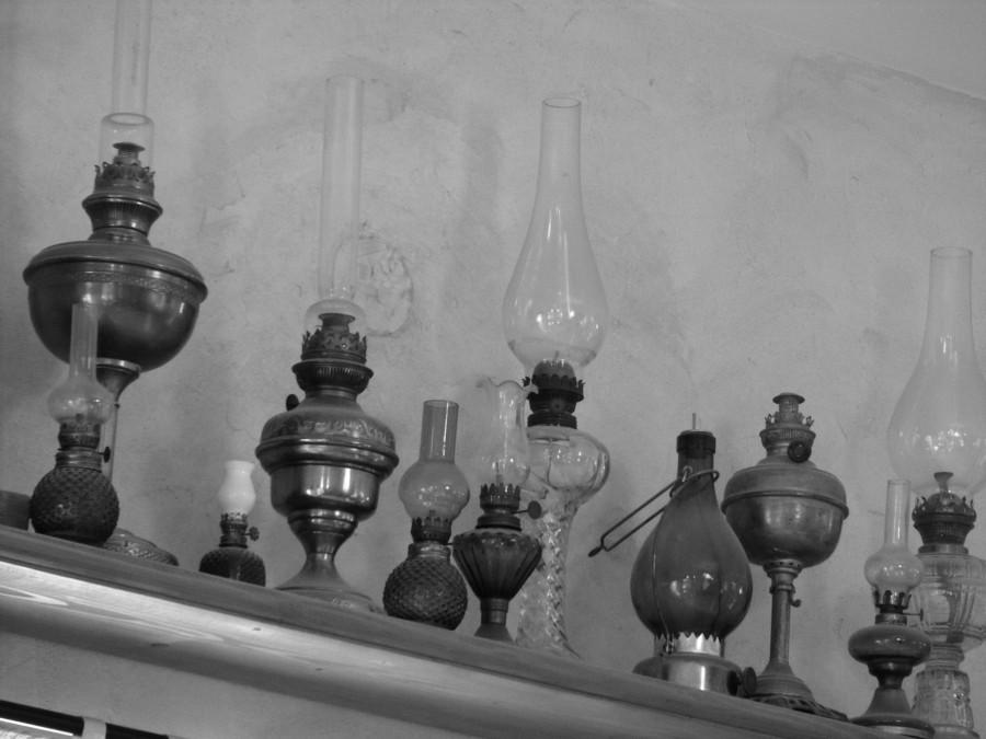 Kolekcja lamp naftowych w pizzerii