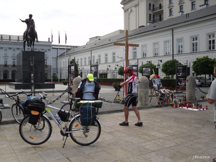 Krzyż przed pałacem Prezydenta RP