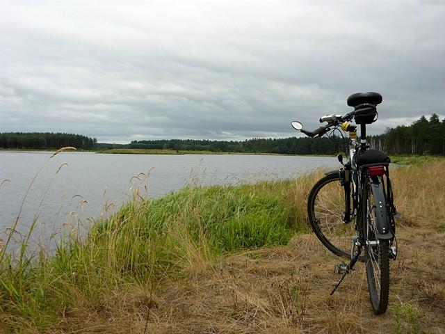 Mój rower nad zalewem w Wykrocie