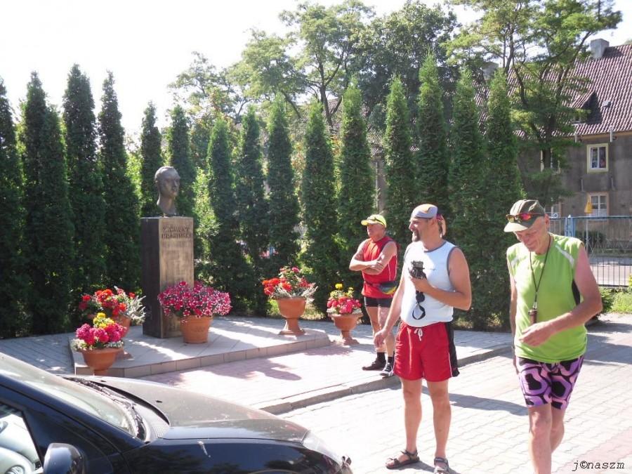 Ciechanów - przed gimnazjum czekamy na "guzdrałę"