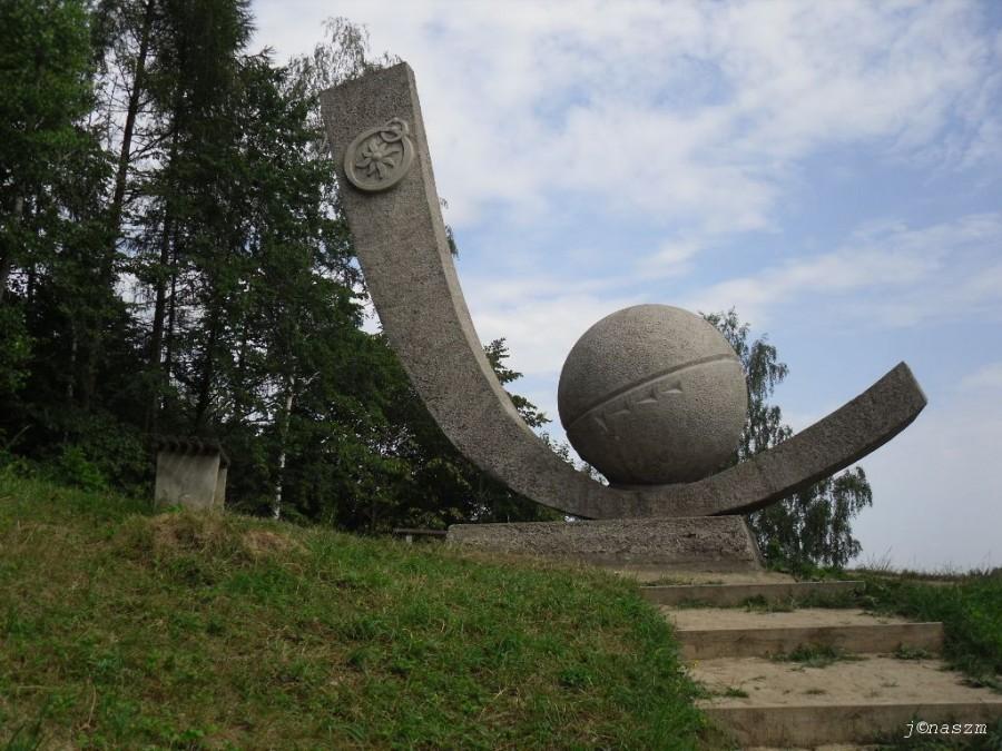Kurzętnik - belisk na wzgórzu zamkowym