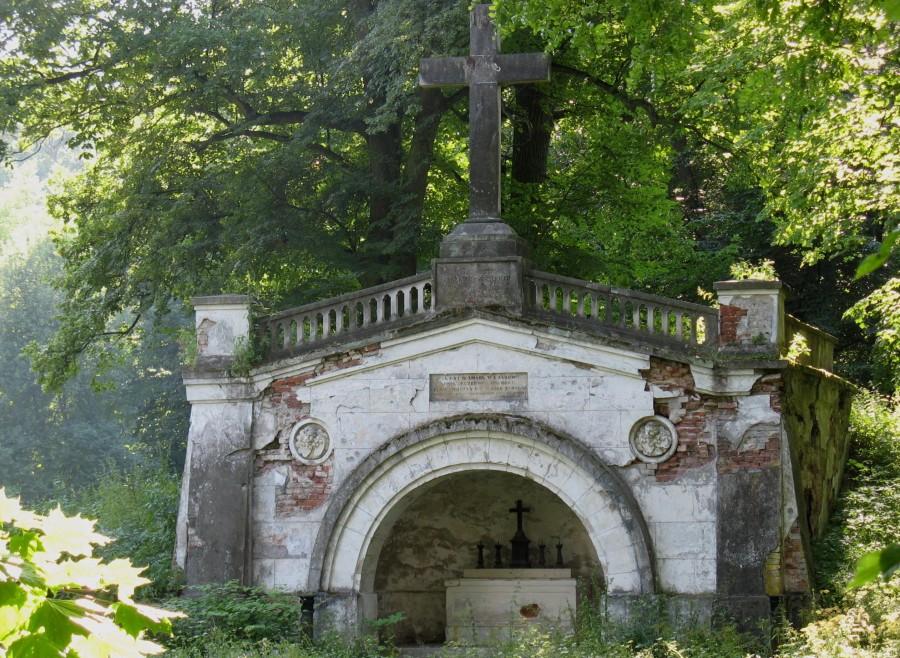 Mała Wieś - mauzoleum w parku pałacowym