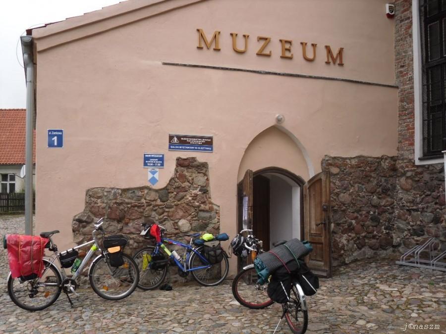 Nasze rowery przed muzeum w Olsztynku