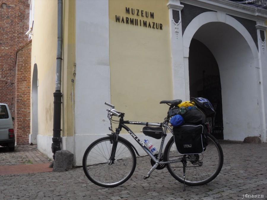 Kellys przed Muzeum Warmii i Mazur