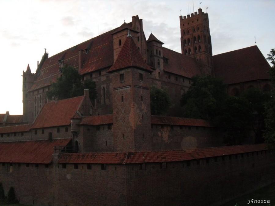 Widok na posępną bryłę Zamku Wysokiego