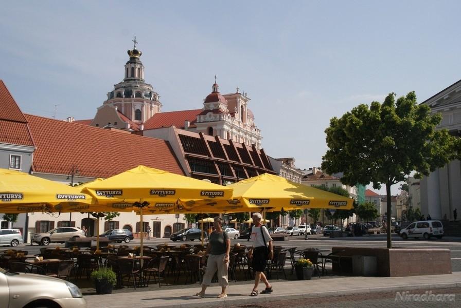 kościół św. Kazimierza widoczny za straganami
