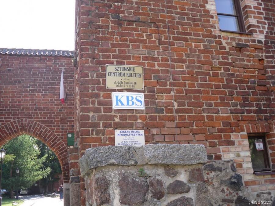Brama prowadząca na dziedziniec