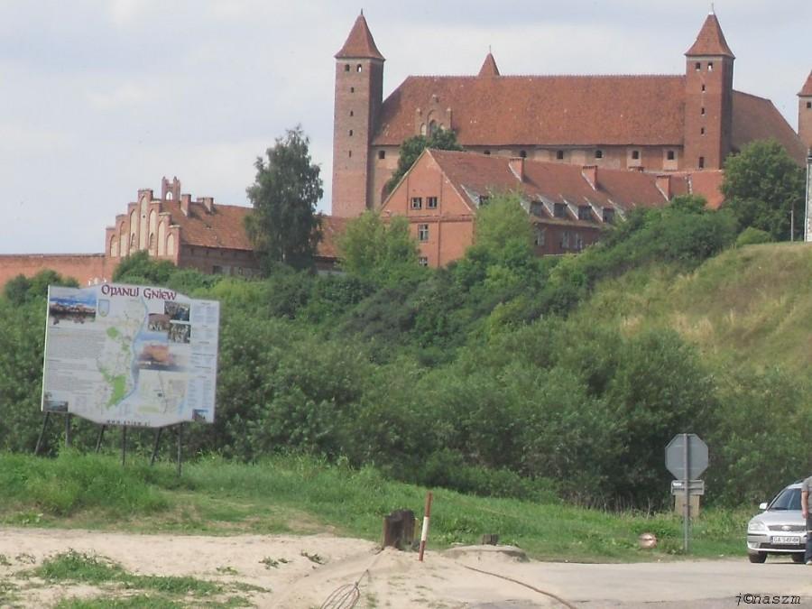 Widok na zamek w Gniewie z przystani promowej
