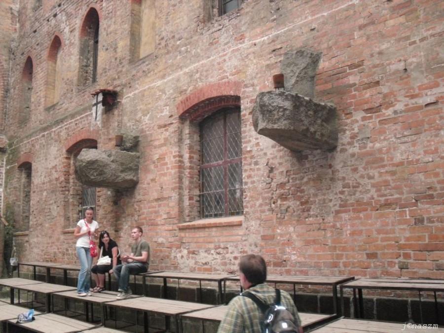 Fragment muru zamkowego widziany z dziedzińca