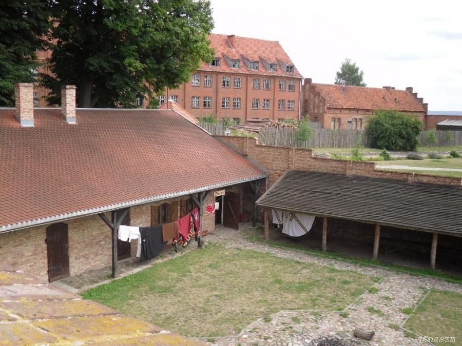 Widok z zamku w Gniewie na zabudowania gospodarcze