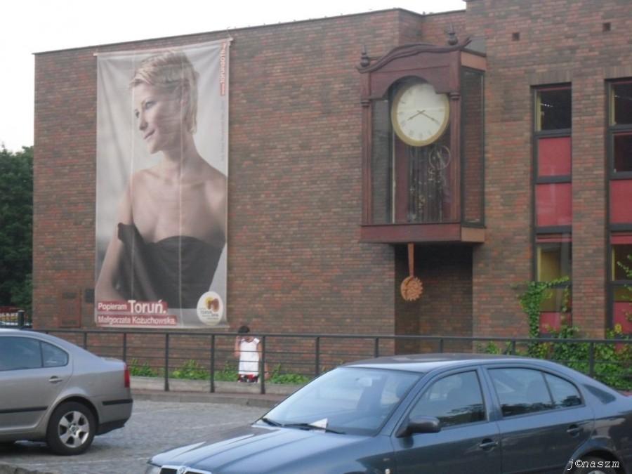 Fragment frontu teatru Baj Pomorski w Totuniu