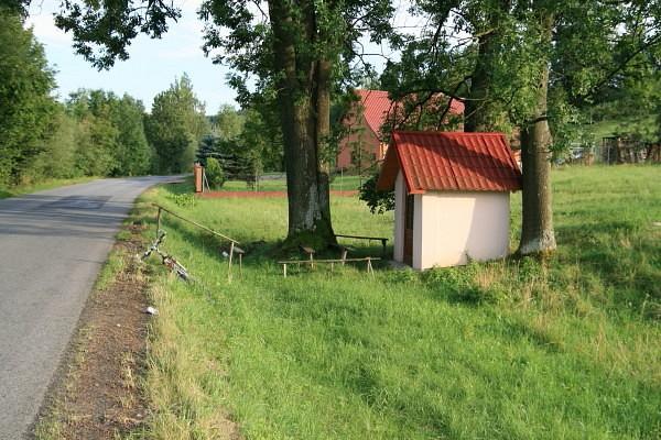 Kapliczka w dolinie Smolnika