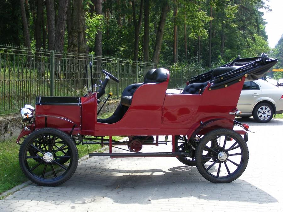 Automobil przed kościołem w Radawie czekał na jakąś młodą parę:)