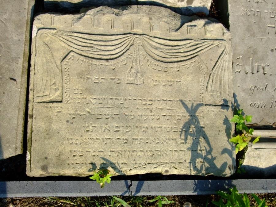 fragment macewy na żydowskim cmentarzu w Czerniejewie