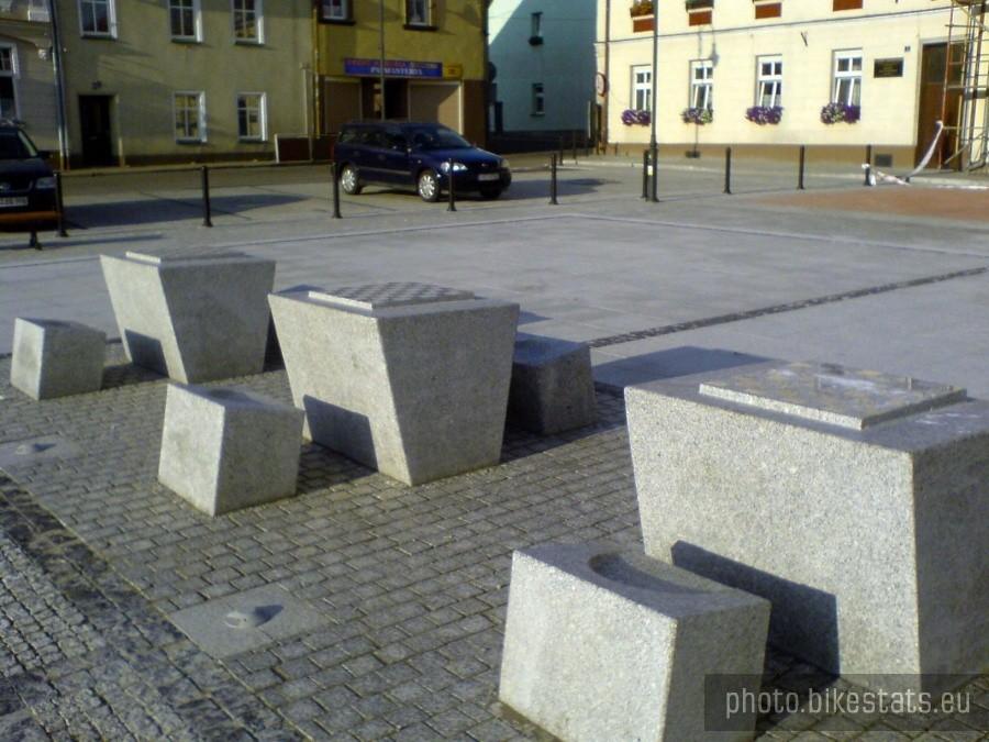 Stoły do szachów na rynku w Leśnicy