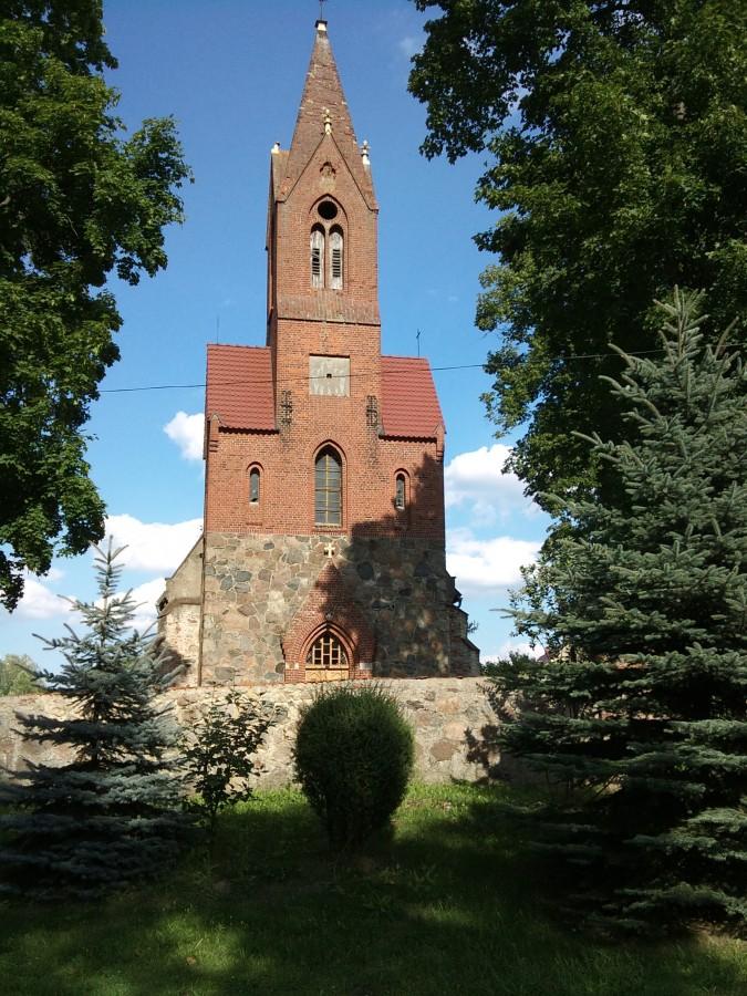 Ciekawy nieczynny kościół z ceglanym dachem wieży /Drogomin/