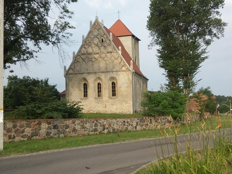 Wiejski kościółek w Gronowie
