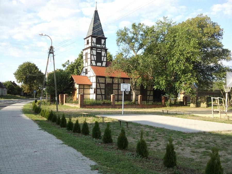 Chartów , sztachulcowe ściany kościółka