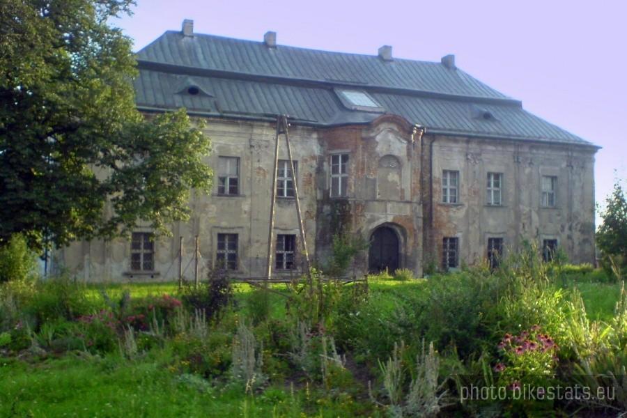 Rozpadający się pałac w Pisarzowicach